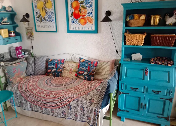 Будинок відпочинку Stylish House With Swimming Pool,near & Town, Wifi *