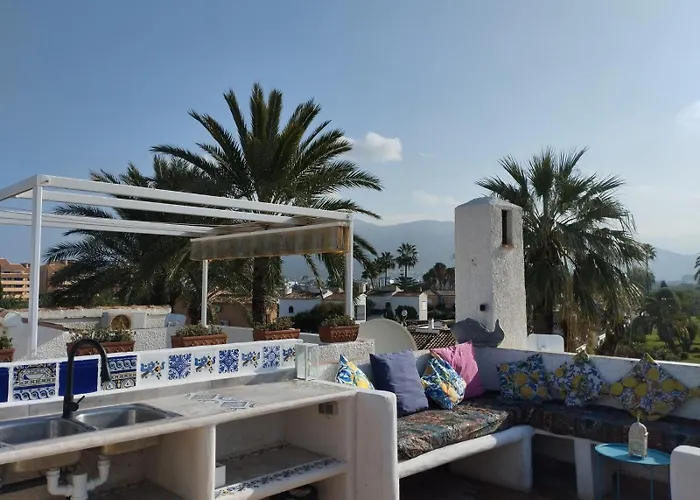 Holiday home Stylish House With Swimming Pool,near & Town, Wifi